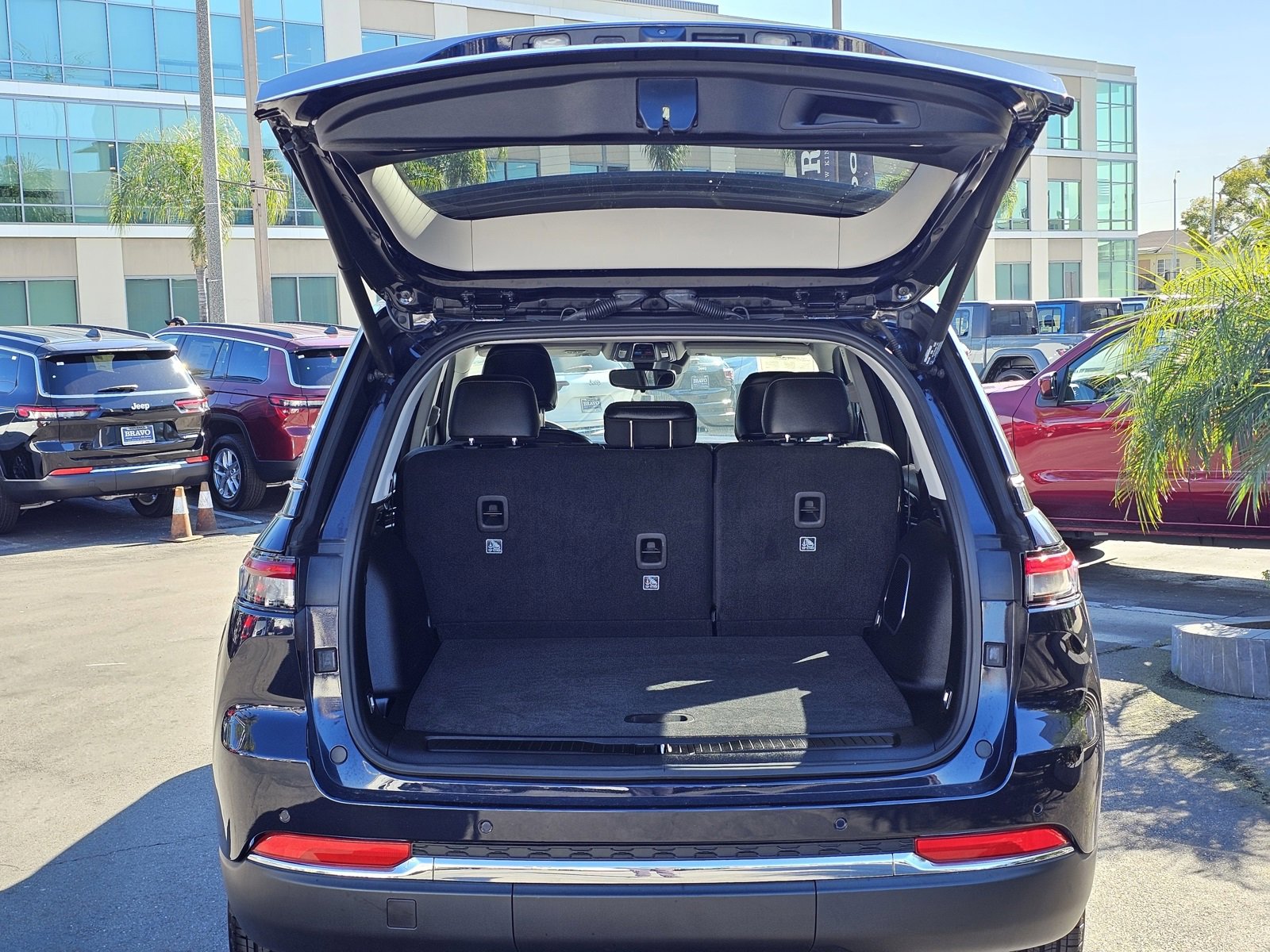 Used 2023 Jeep Grand Cherokee Limited w/ Trailer Tow Prep Group (B) image 7