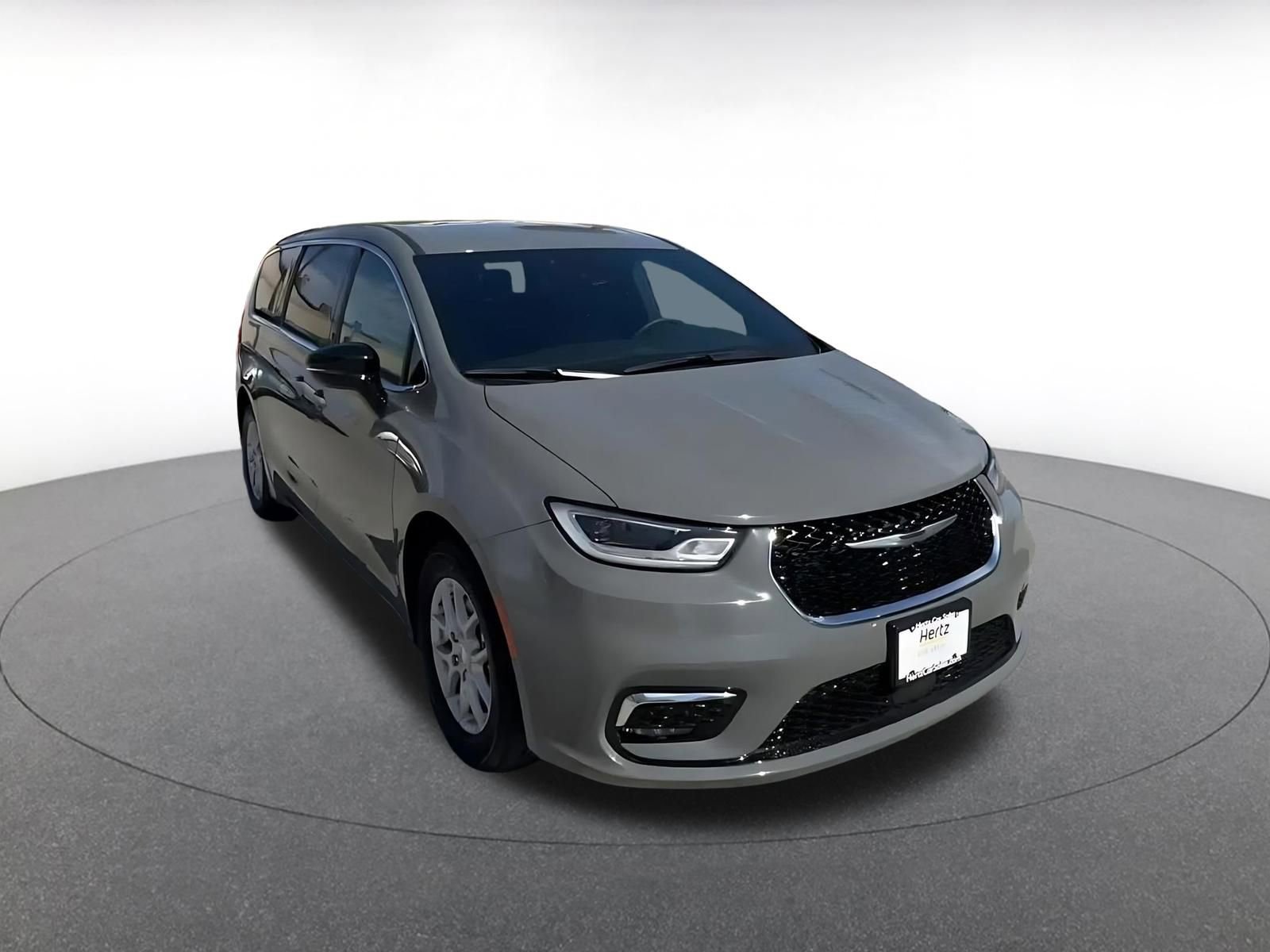 Used 2025 Chrysler Pacifica Select image 3