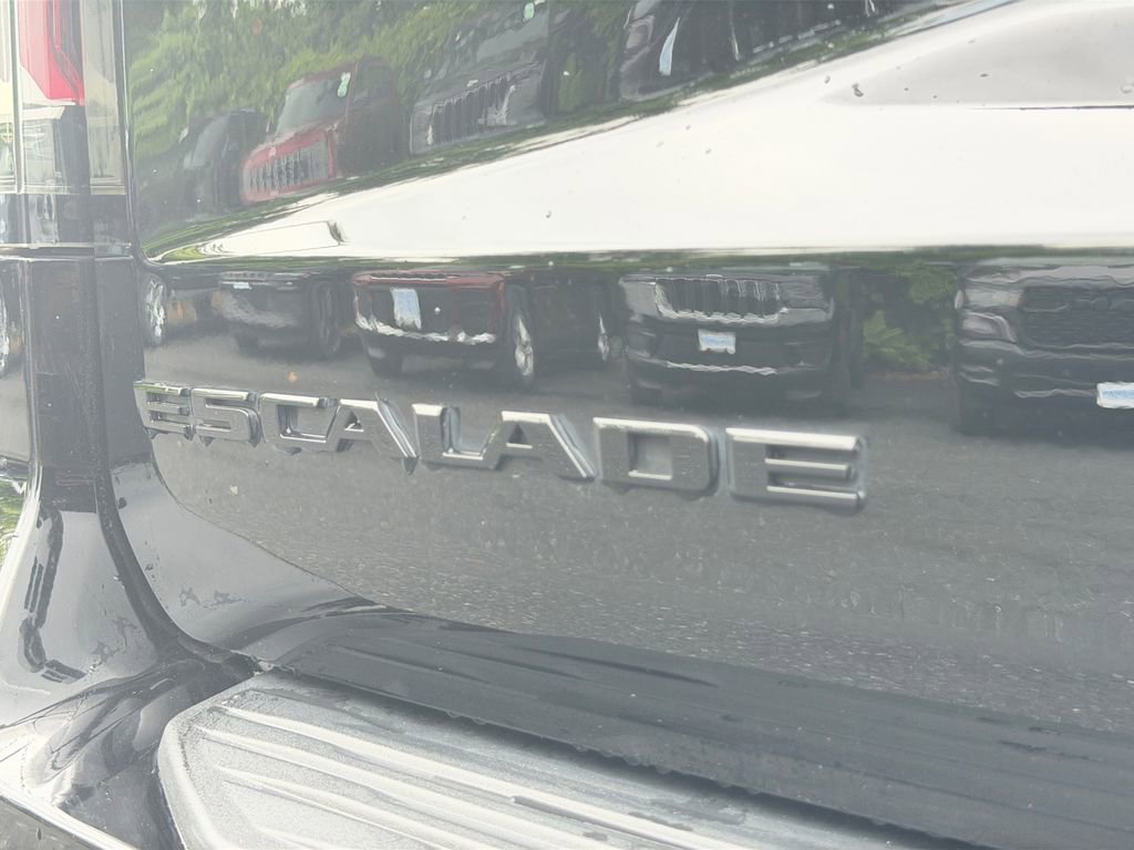 Used 2021 Cadillac Escalade Premium Luxury w/ LPO, Illumination Package AWD/4WD image 17