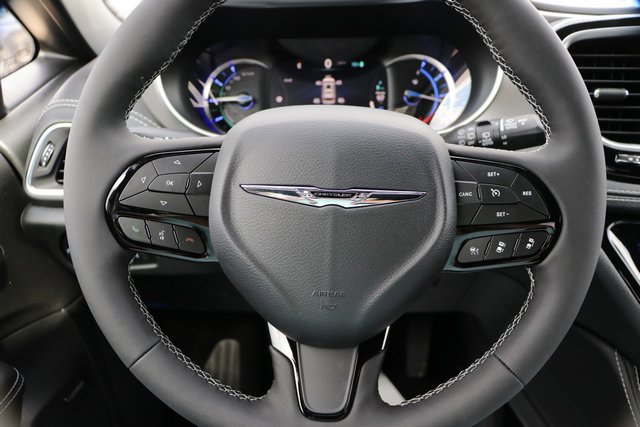 New 2023 Chrysler Pacifica Limited w/ Uconnect Theater Family Group image 17