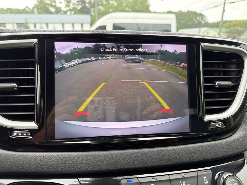 Used 2024 Chrysler Pacifica Touring-L FWD image 11
