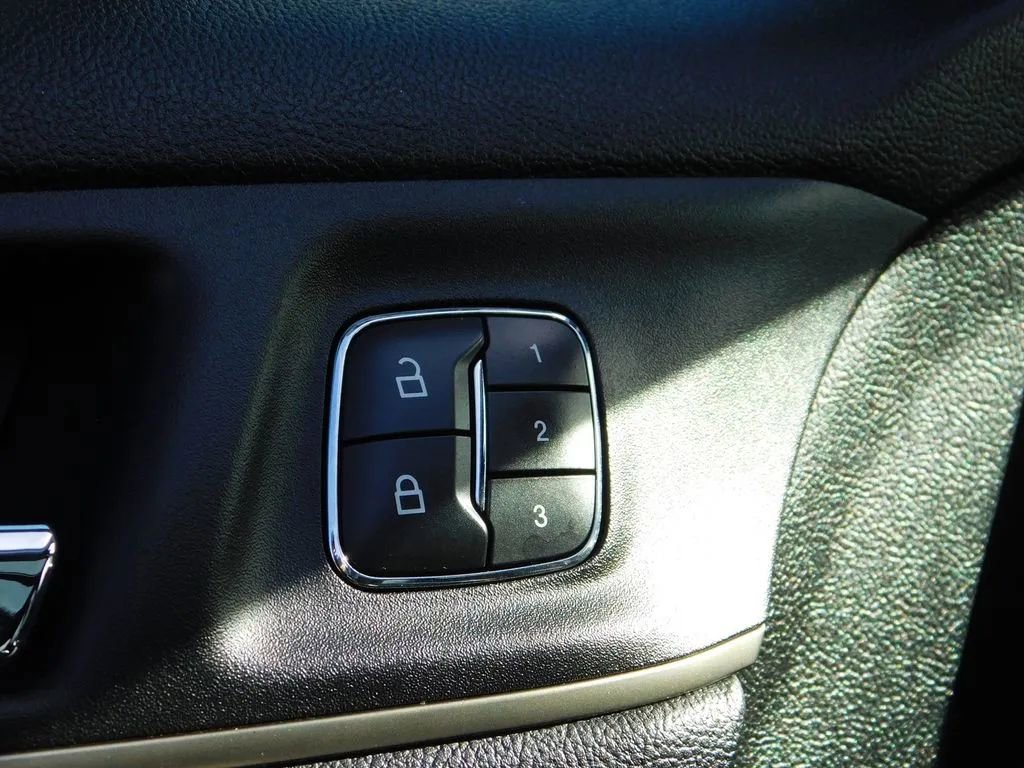 Used 2018 Lincoln MKC Reserve w/ Lincoln MKC Climate Package image 16