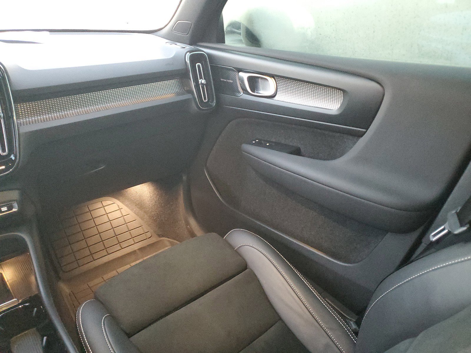 Used 2022 Volvo XC40 T5 R-Design w/ Advanced Package image 15