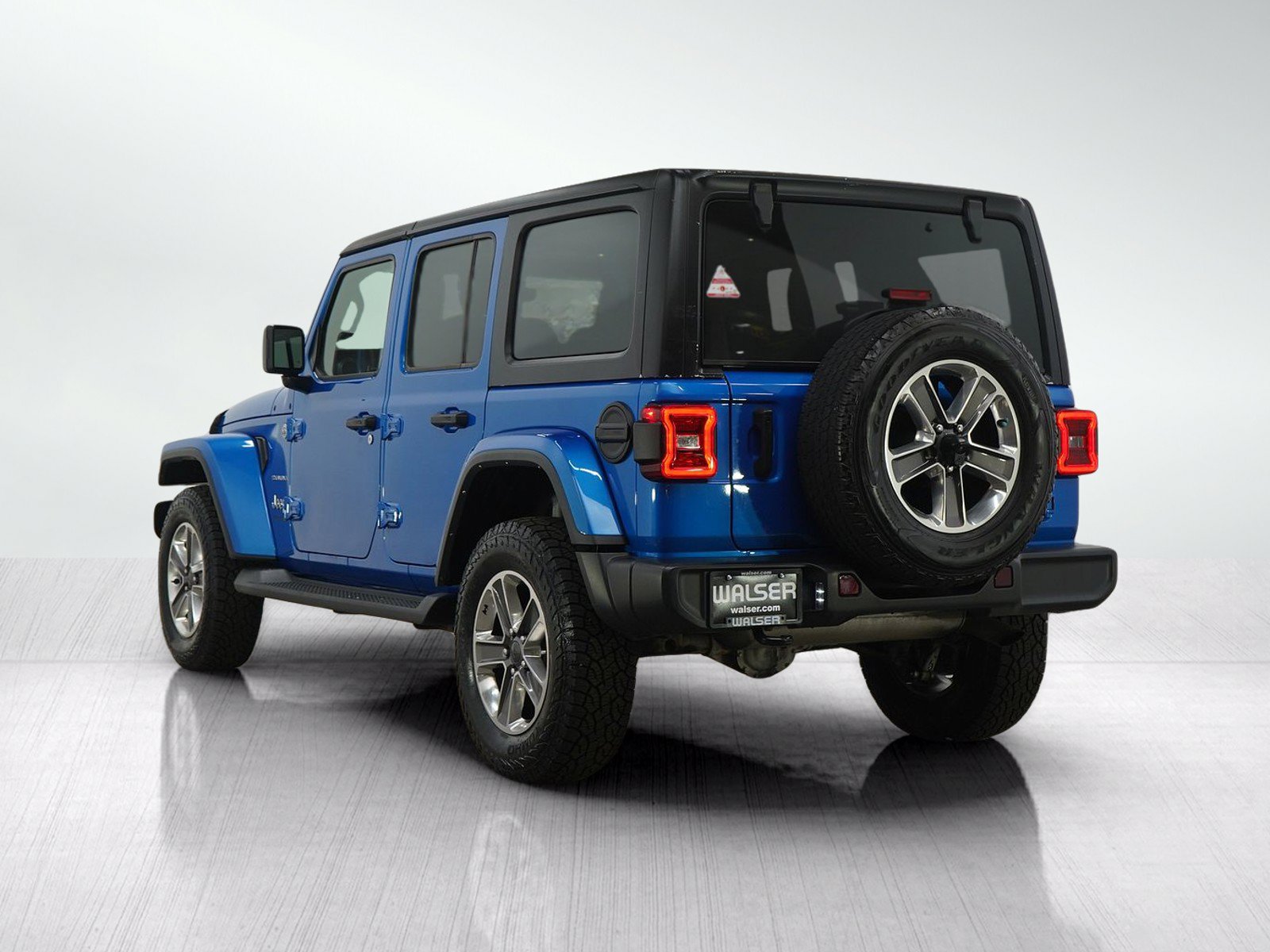 Used 2022 Jeep Wrangler Unlimited Sahara w/ Dual Top Group AWD/4WD image 4