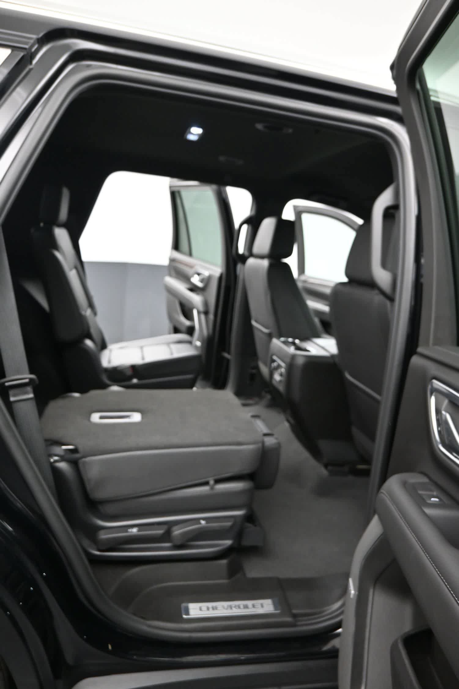 Used 2023 Chevrolet Tahoe LT w/ Luxury Package AWD/4WD image 15