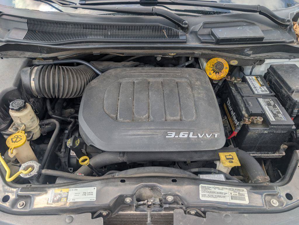 Used 2014 Chrysler Town & Country Touring FWD image 18