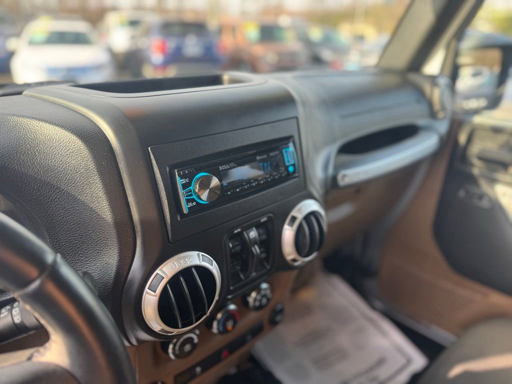 Used 2017 Jeep Wrangler Unlimited Rubicon w/ Connectivity Group image 34