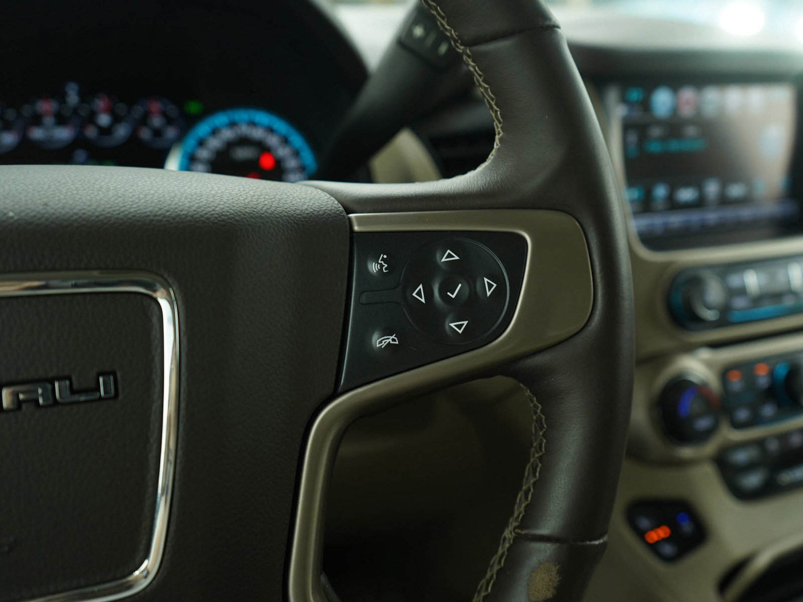 Used 2017 GMC Yukon Denali w/ Open Road Package image 27