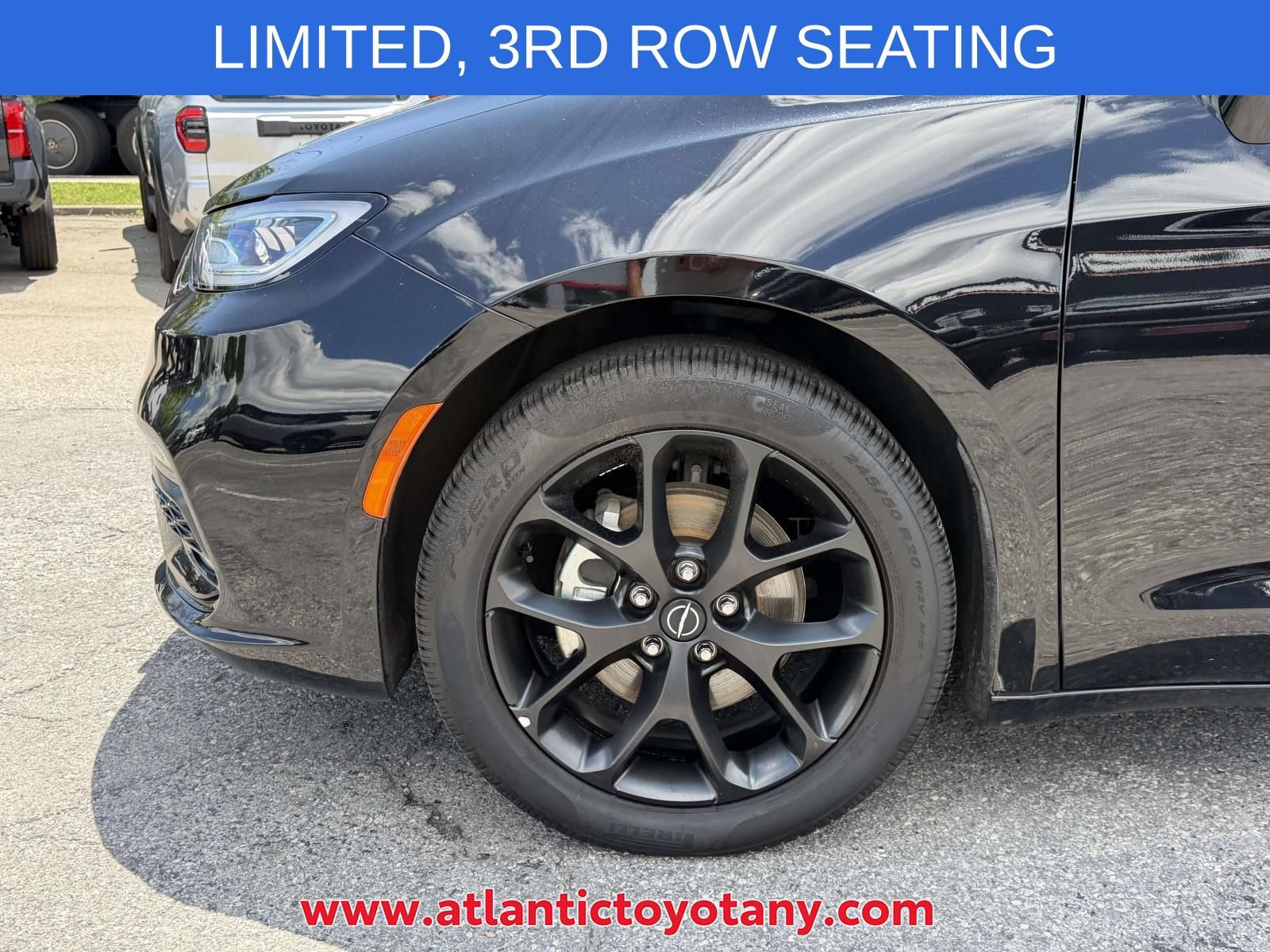 Used 2025 Chrysler Pacifica Limited FWD image 10