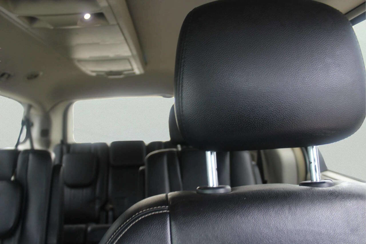 Used 2011 Chrysler Town & Country Touring-L w/ Entertainment Group #2 FWD image 9