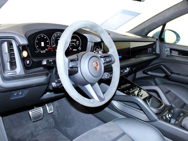 Certified 2025 Porsche Cayenne GTS image 4