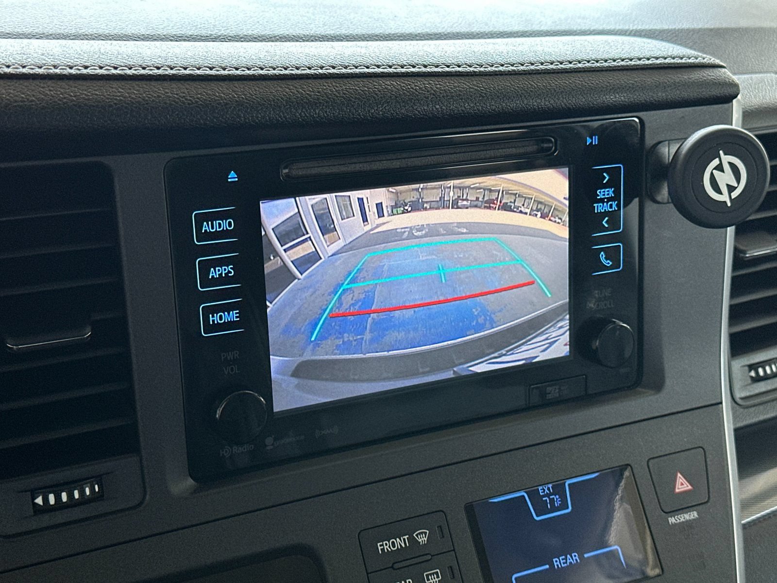 Used 2017 Toyota Sienna SE Premium FWD image 21