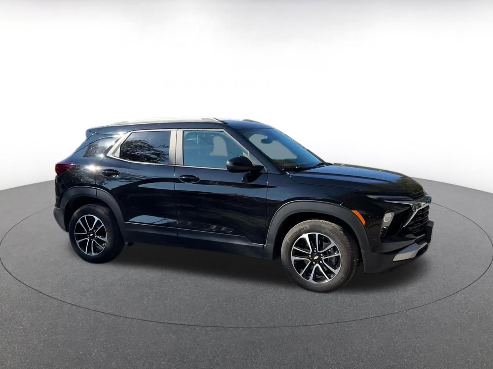 Used 2025 Chevrolet TrailBlazer LT image 2