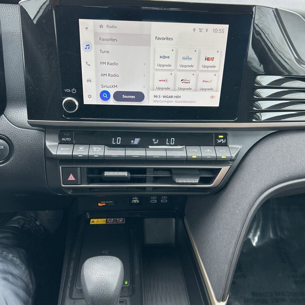 Used 2025 Toyota Camry LE image 3