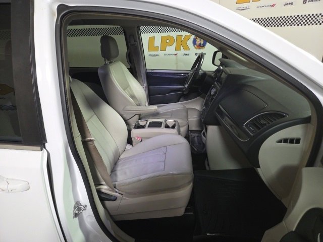 Used 2015 Chrysler Town & Country Touring image 15