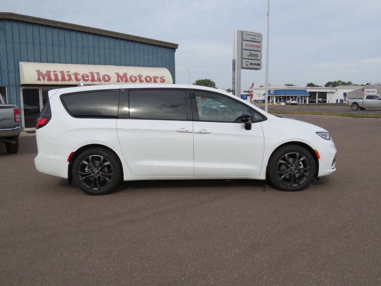 New 2026 Chrysler Pacifica Select FWD image 5