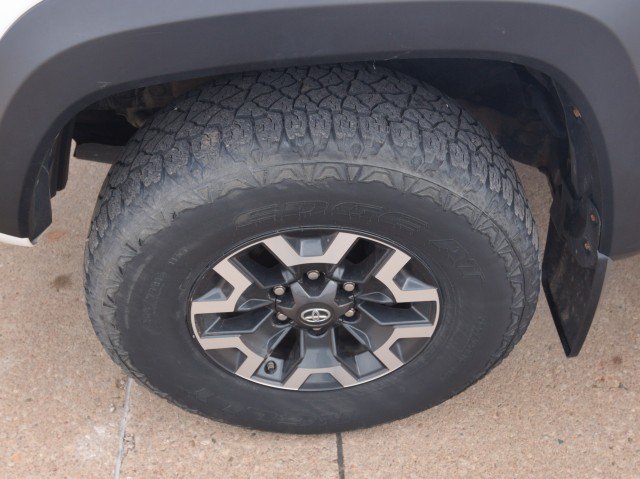 Used 2017 Toyota Tacoma TRD Off-Road w/ Premium & Technology Package AWD/4WD image 12