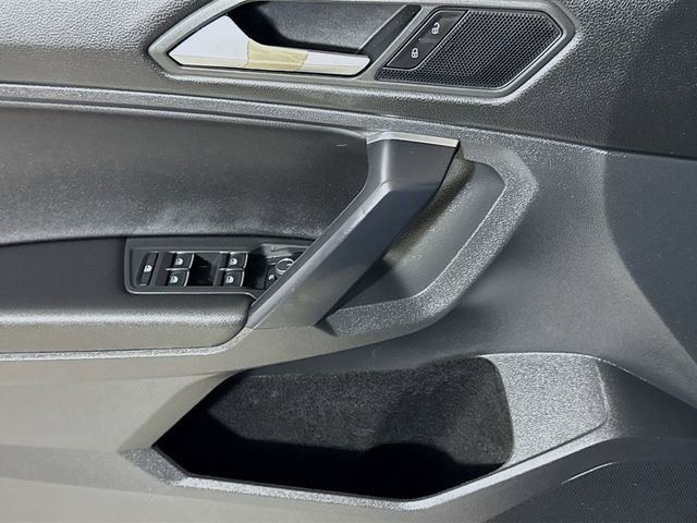 Used 2021 Volkswagen Tiguan SE image 16