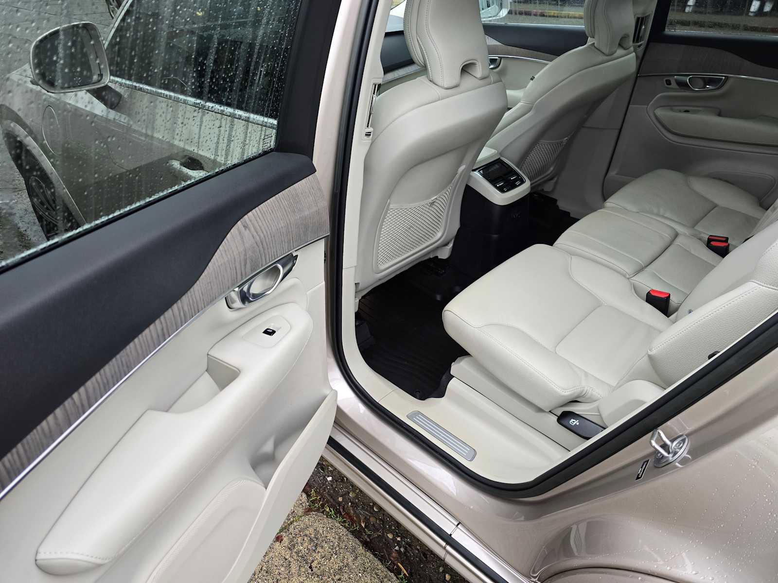 Certified 2023 Volvo XC90 T8 Plus w/ Protection Package Premier image 15