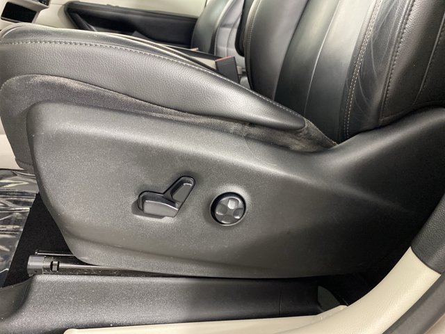 Used 2017 Chrysler Pacifica Touring-L w/ Tire & Wheel Group FWD image 17