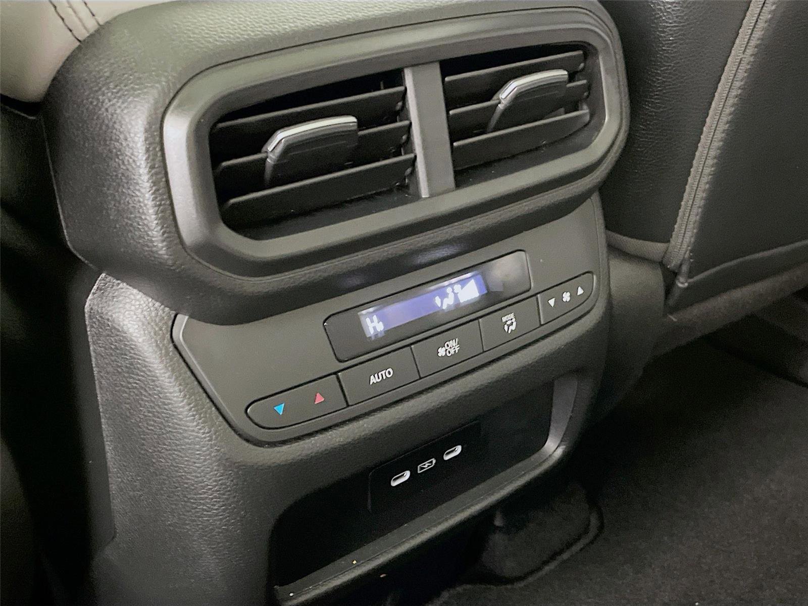 Used 2025 Honda Pilot Touring image 32