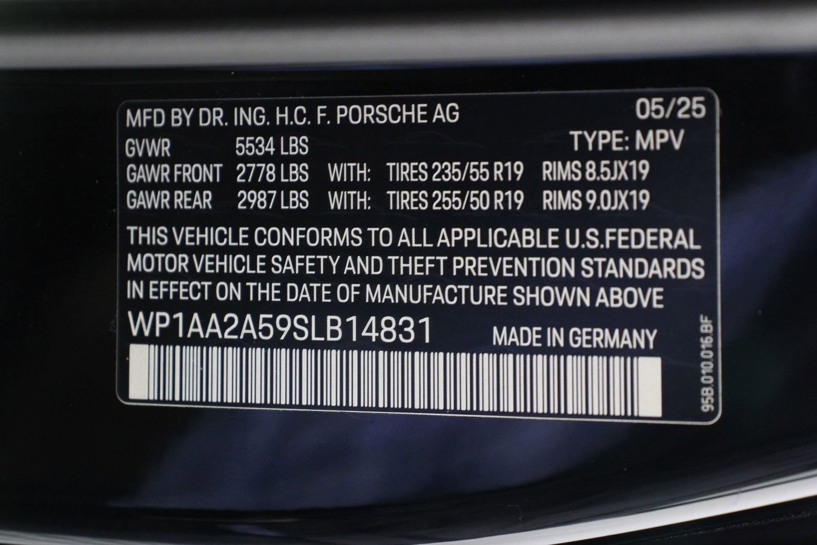 Certified 2025 Porsche Macan AWD/4WD image 19
