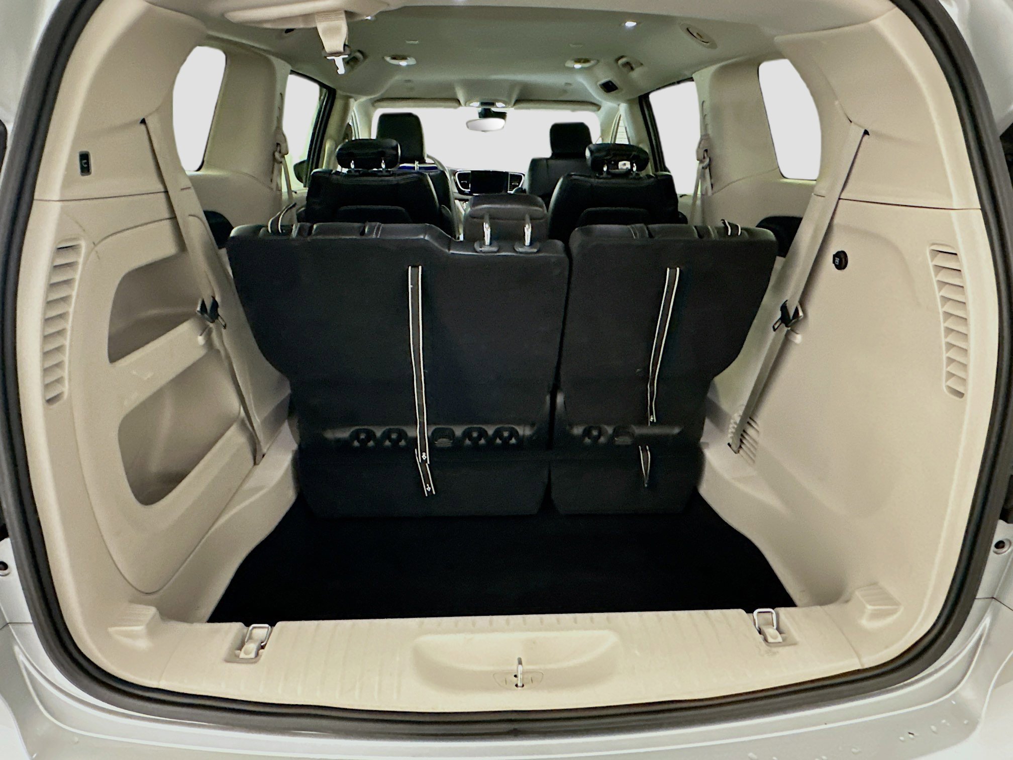 Used 2024 Chrysler Pacifica Touring-L FWD image 30