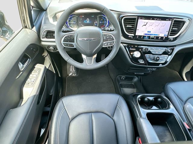 Used 2025 Chrysler Pacifica Select w/ Uconnect Theater Family Group FWD image 22