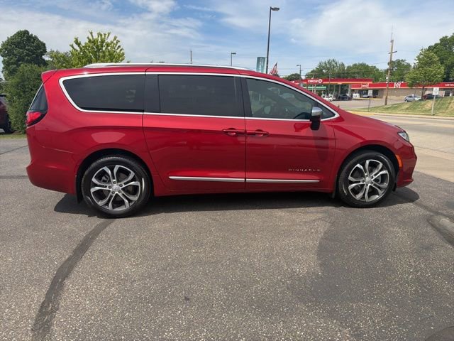 Used 2025 Chrysler Pacifica Pinnacle w/ Trailer Tow Group AWD/4WD image 6