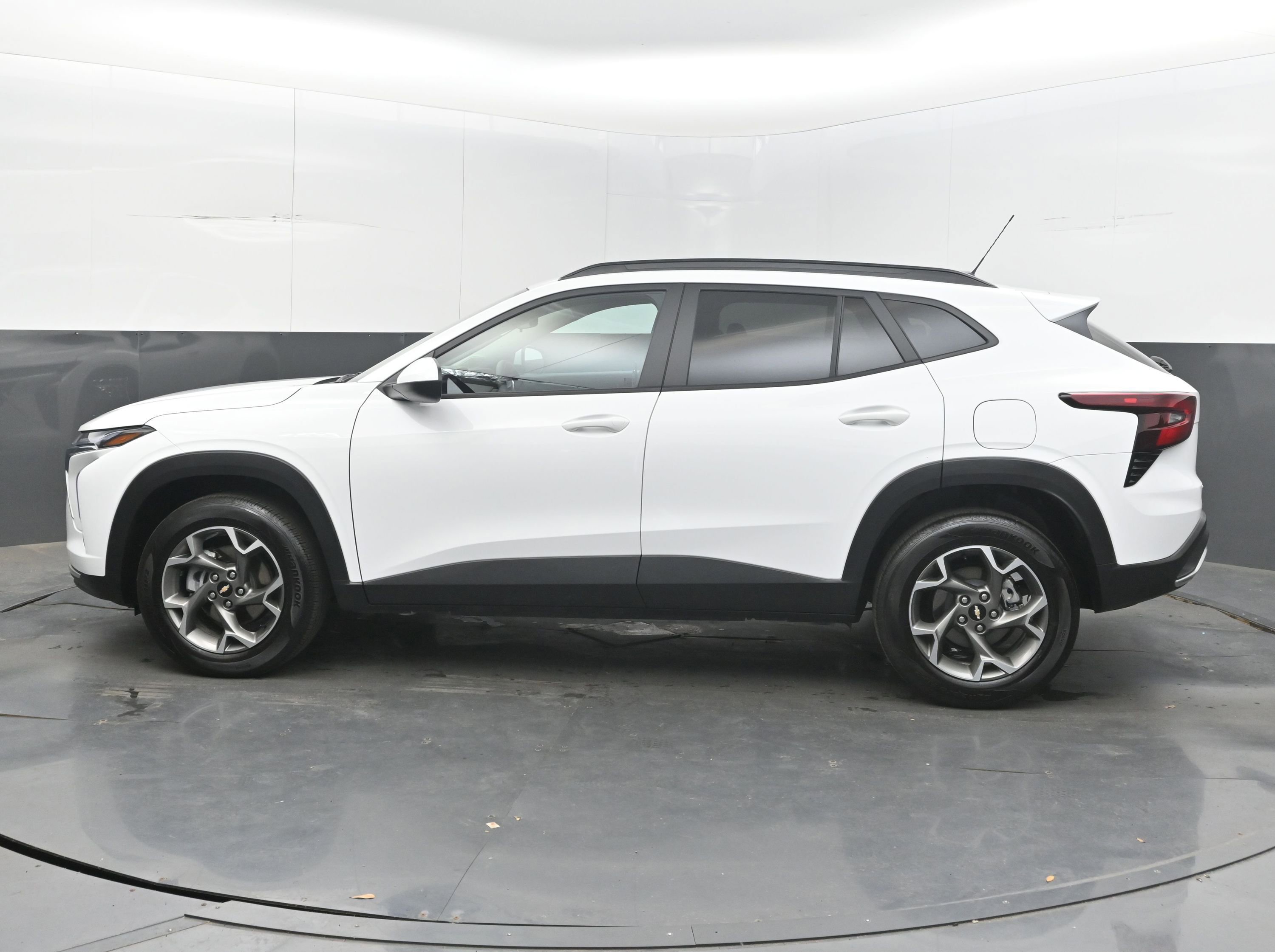 Used 2025 Chevrolet Trax LT FWD image 7
