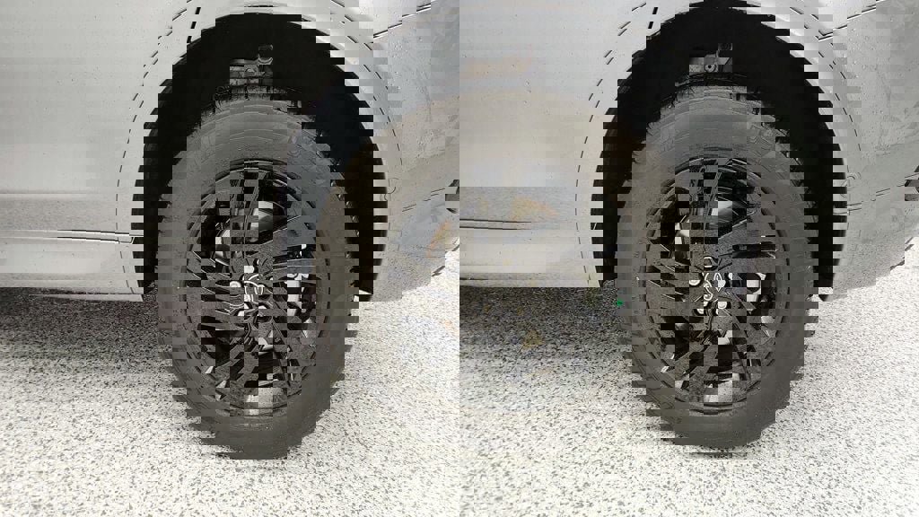 Used 2025 Land Rover Discovery Sport S image 9