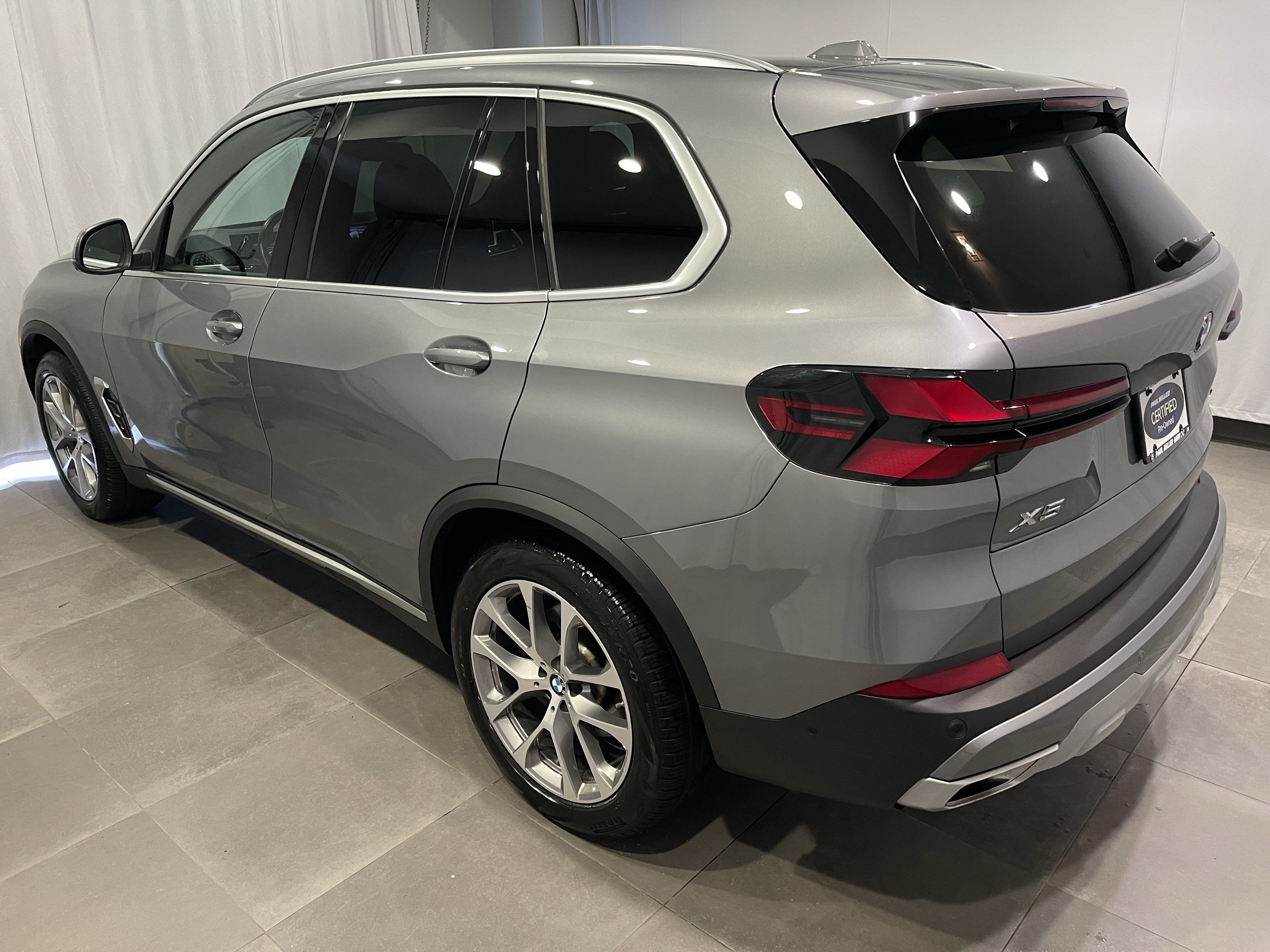 Used 2025 BMW X5 xDrive40i w/ Premium Package AWD/4WD image 4
