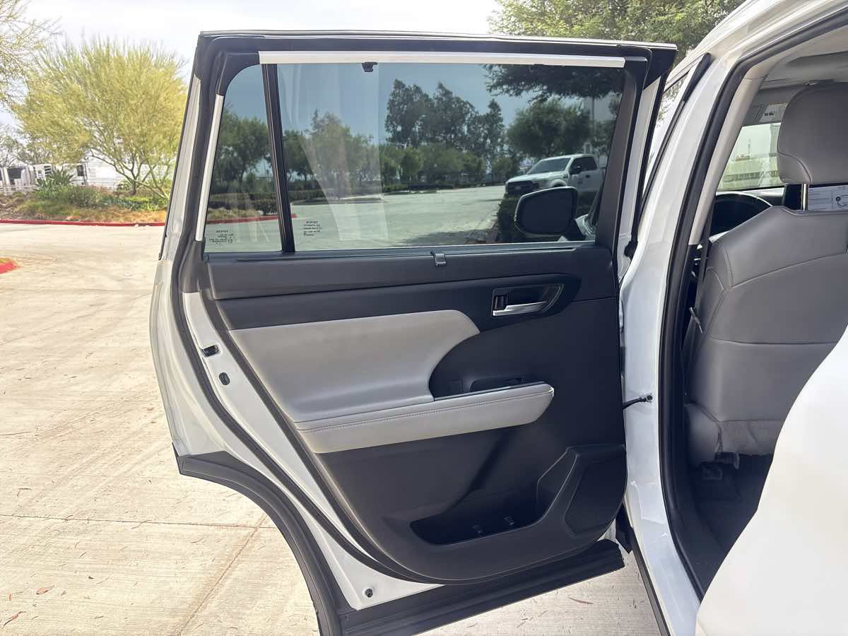 Used 2022 Toyota Highlander XLE FWD image 11