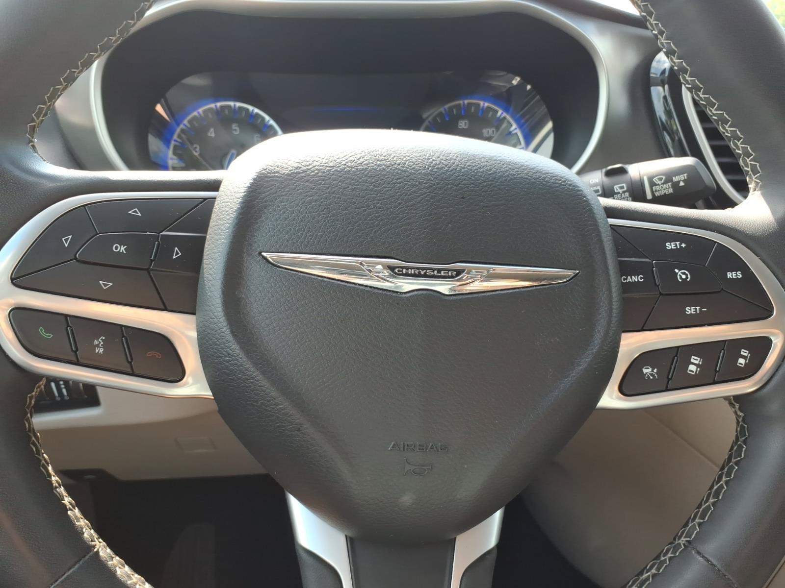 Used 2023 Chrysler Pacifica Touring-L FWD image 16