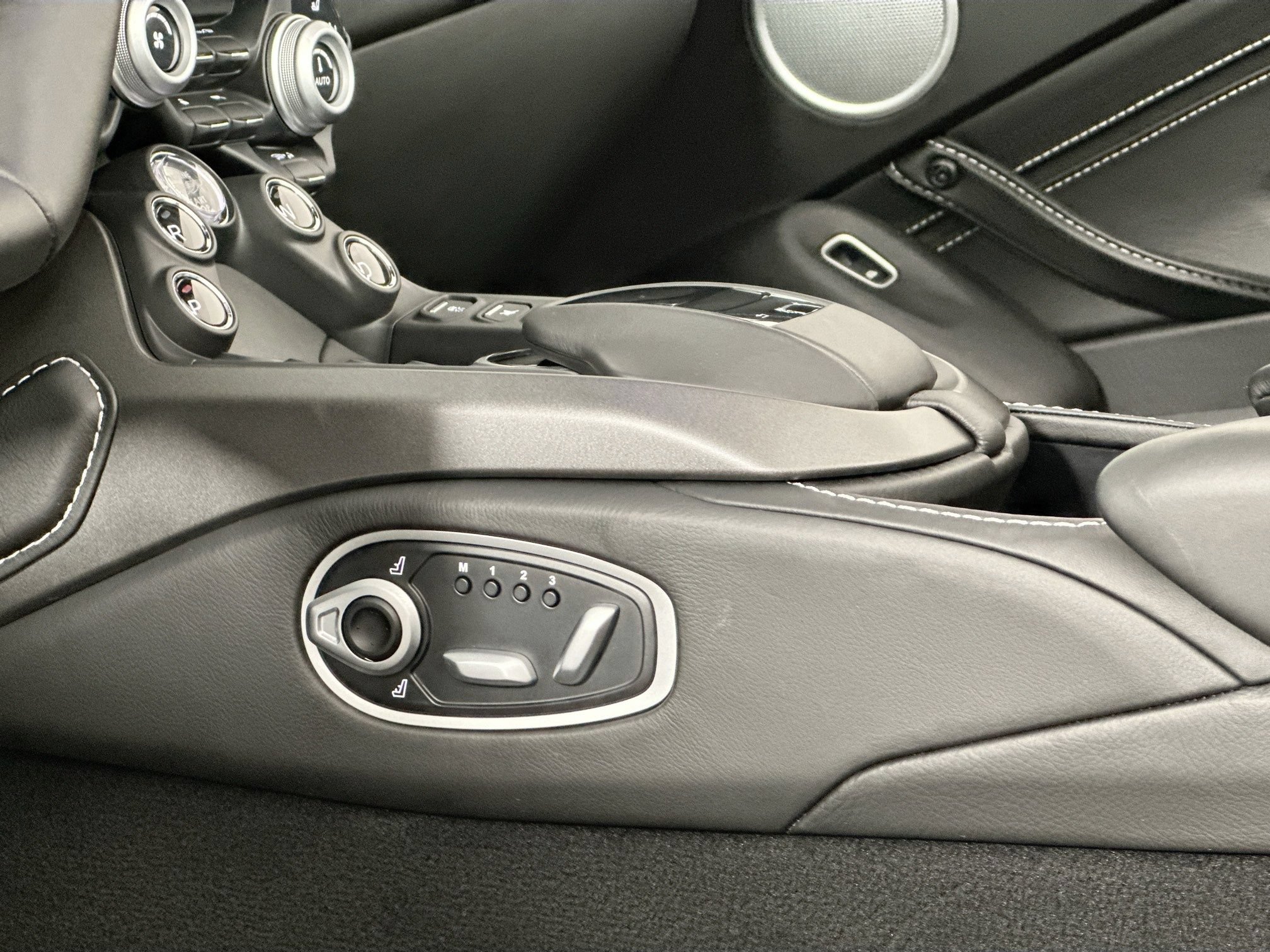 Used 2021 Aston Martin V8 Vantage Roadster RWD image 23