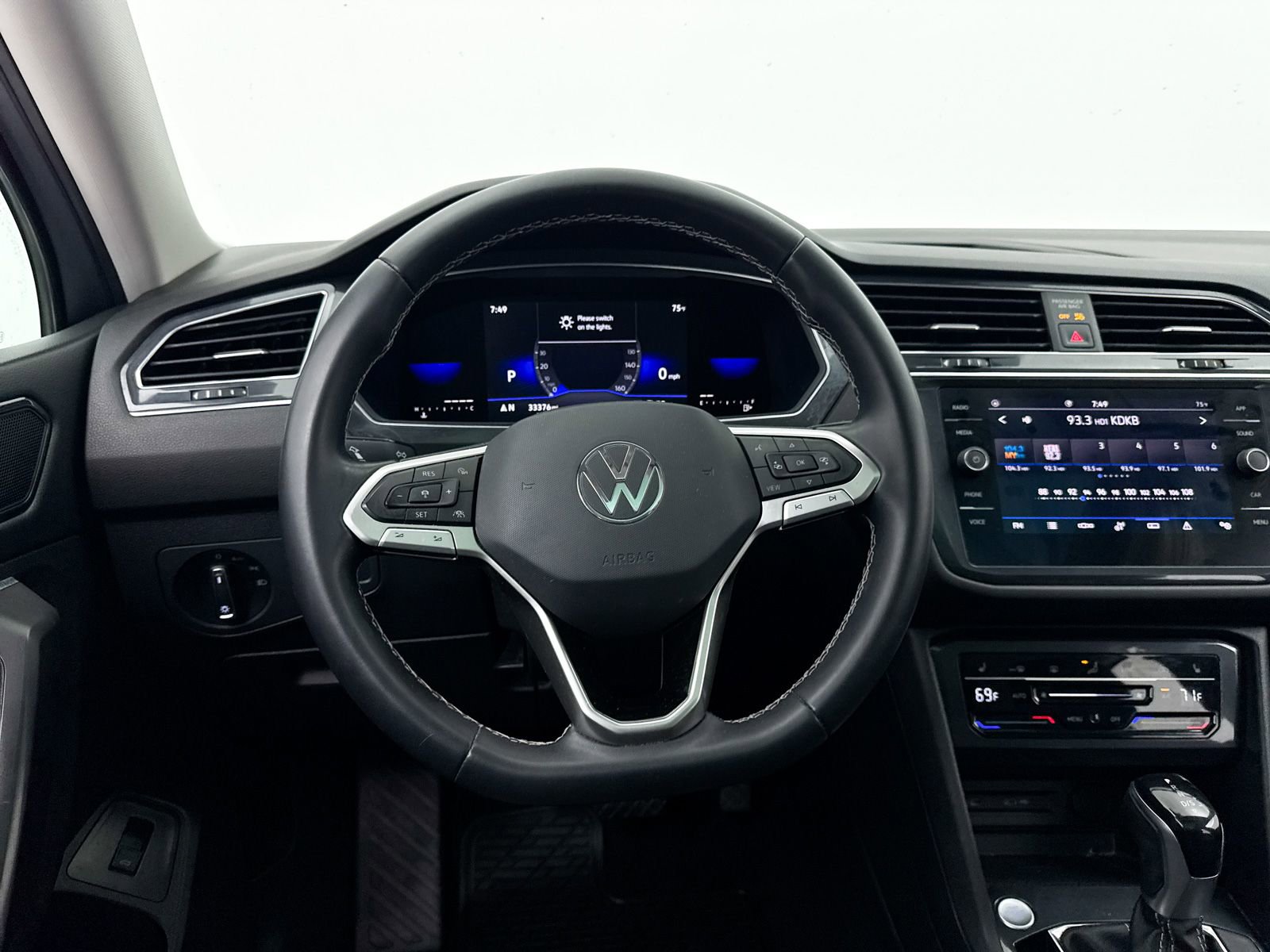 Used 2022 Volkswagen Tiguan SE w/ Panoramic Sunroof Package image 32