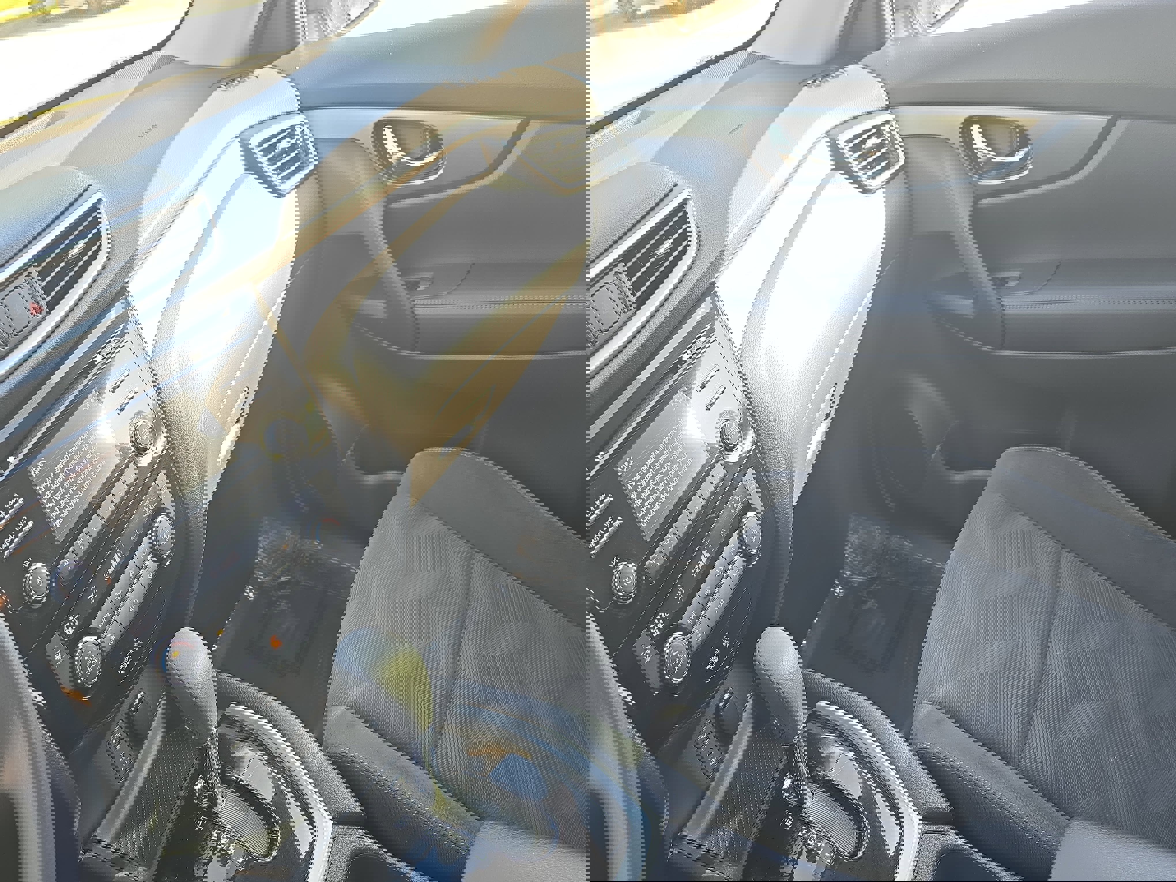 Used 2015 Nissan Rogue SV image 23