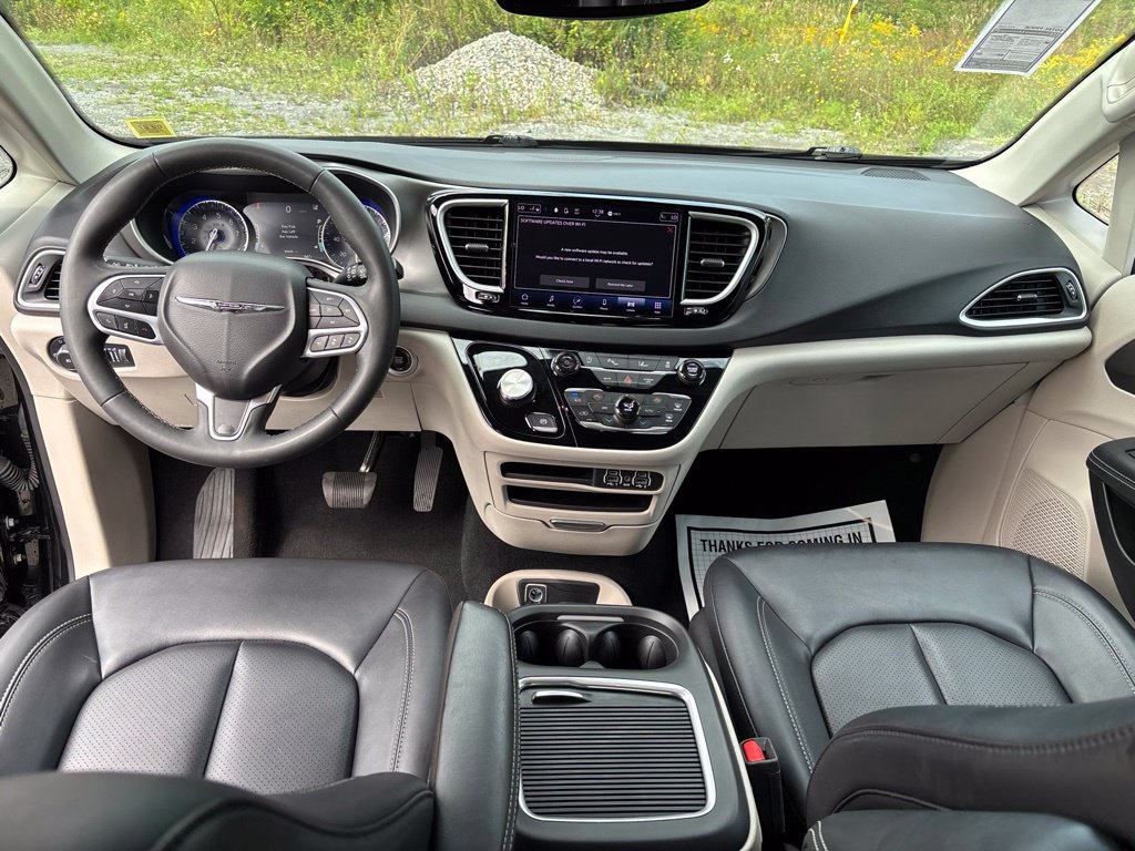 Used 2024 Chrysler Pacifica Touring-L FWD image 19