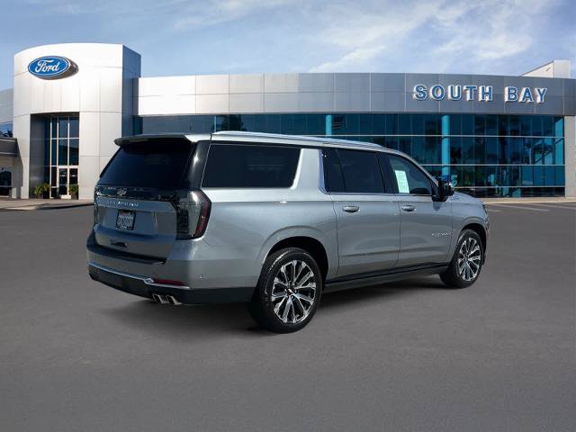 Used 2025 Chevrolet Suburban High Country AWD/4WD image 5
