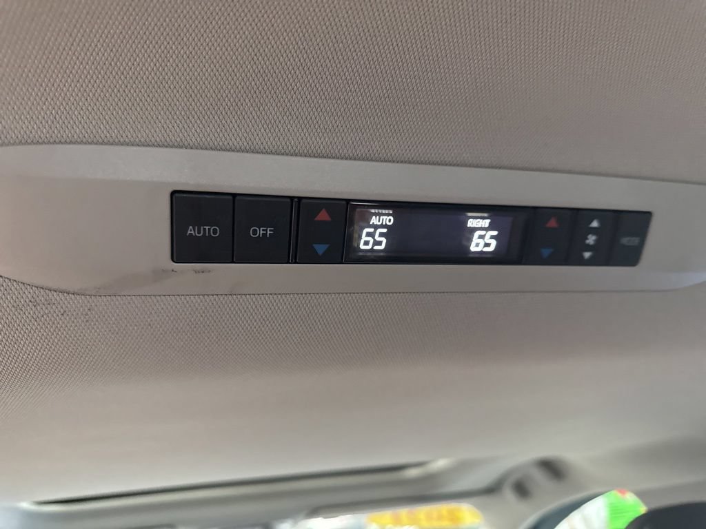 Used 2021 Toyota Sienna XLE FWD image 20