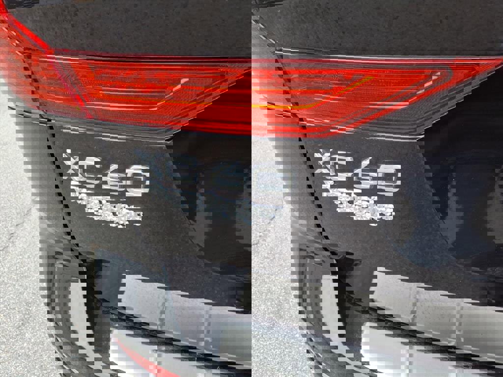 Certified 2023 Volvo XC60 B5 Ultimate w/ Climate Package image 5