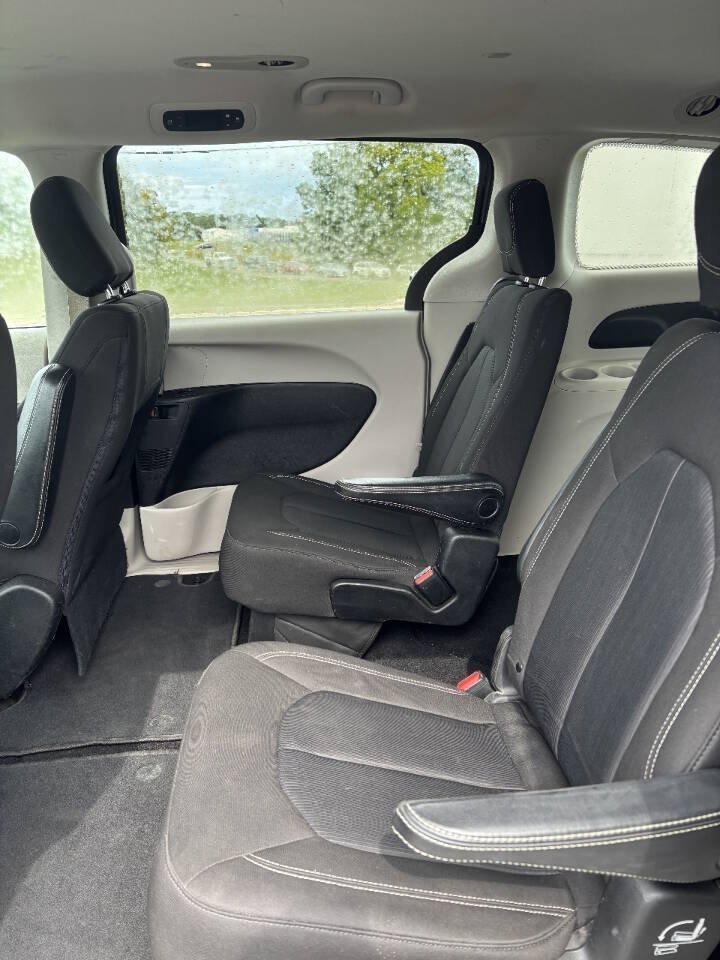 Used 2020 Chrysler Voyager LX FWD image 6