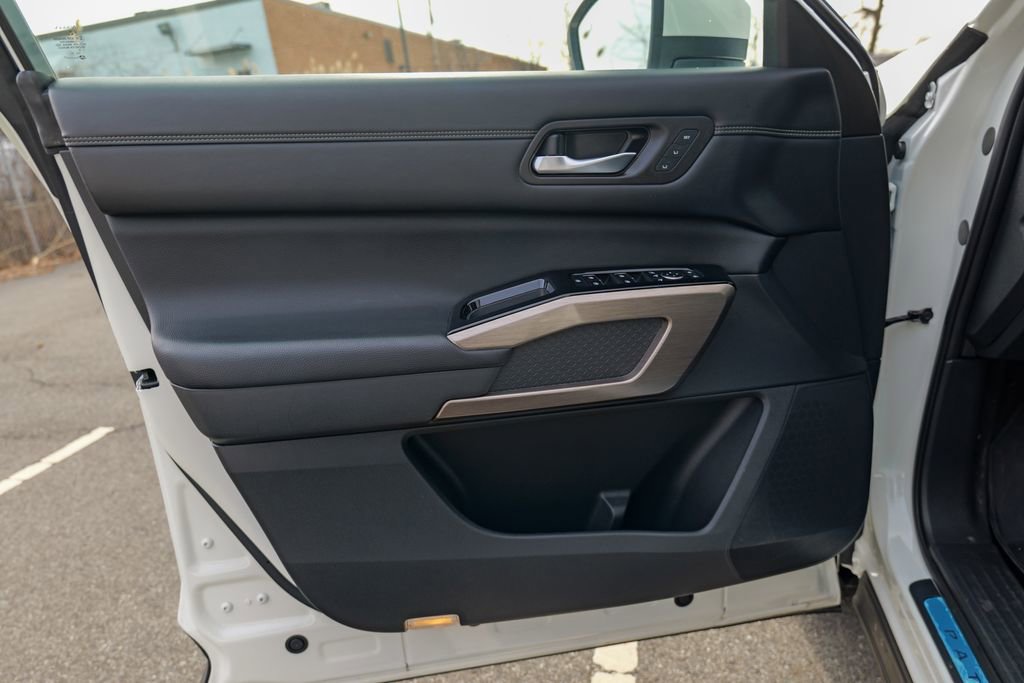 Used 2022 Nissan Pathfinder Platinum w/ Cargo Package image 16