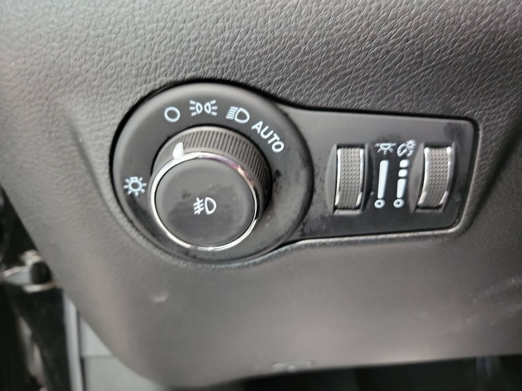 Certified 2022 Jeep Compass Latitude w/ Sun and Sound Group AWD/4WD image 36
