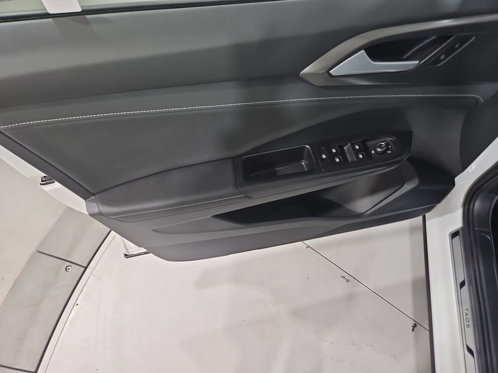 Certified 2026 Volkswagen Taos SE AWD/4WD image 10