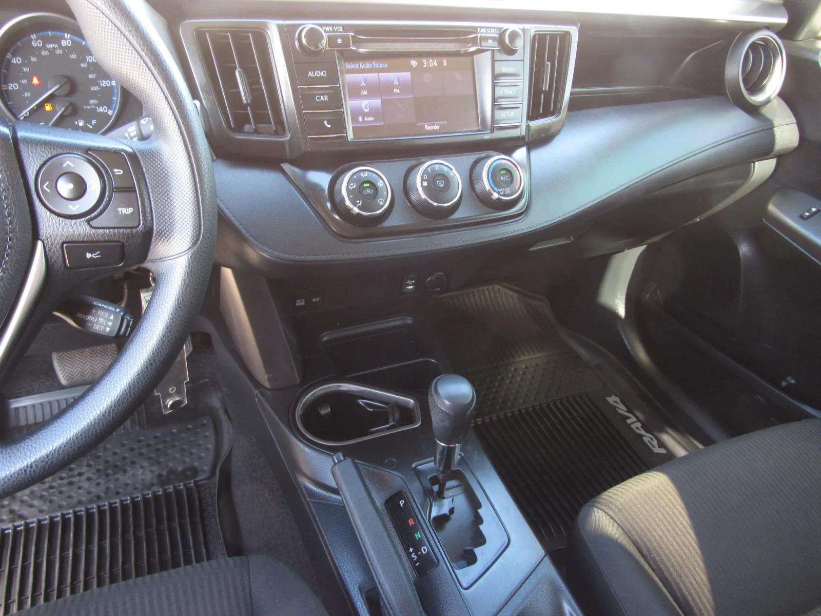 Used 2018 Toyota RAV4 LE FWD image 17