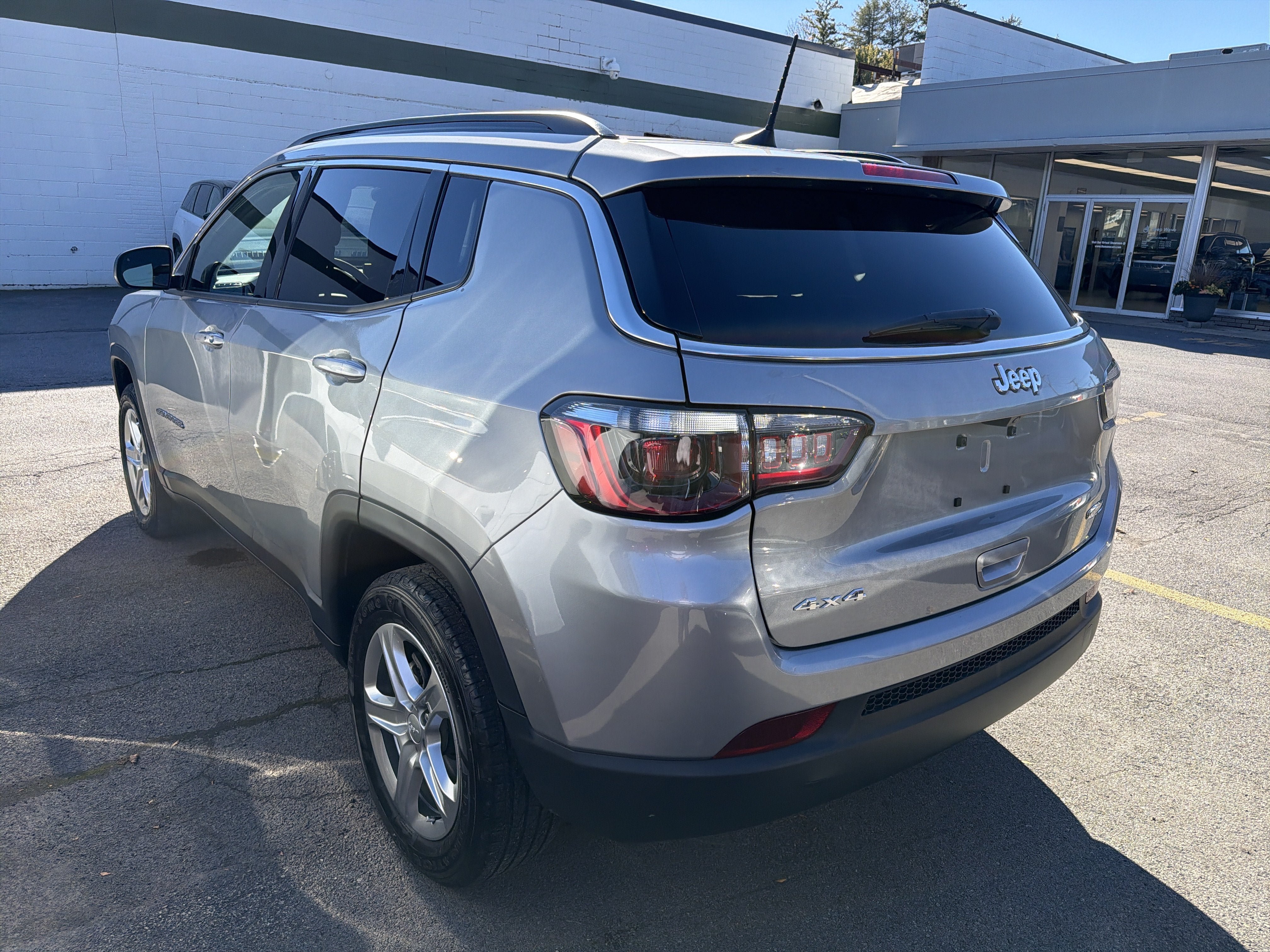 Used 2023 Jeep Compass Latitude AWD/4WD image 5