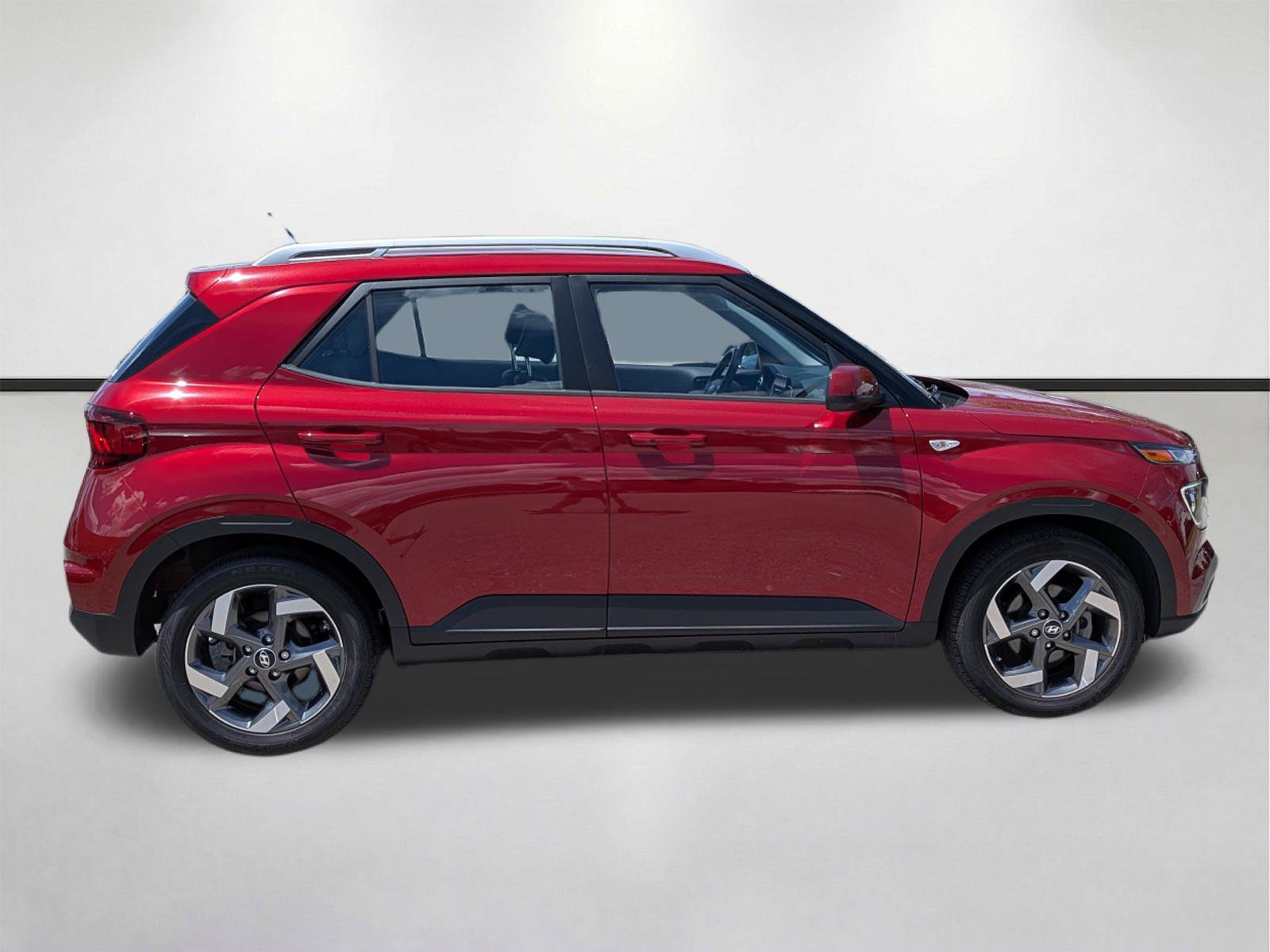 Used 2025 Hyundai Venue Limited FWD image 3