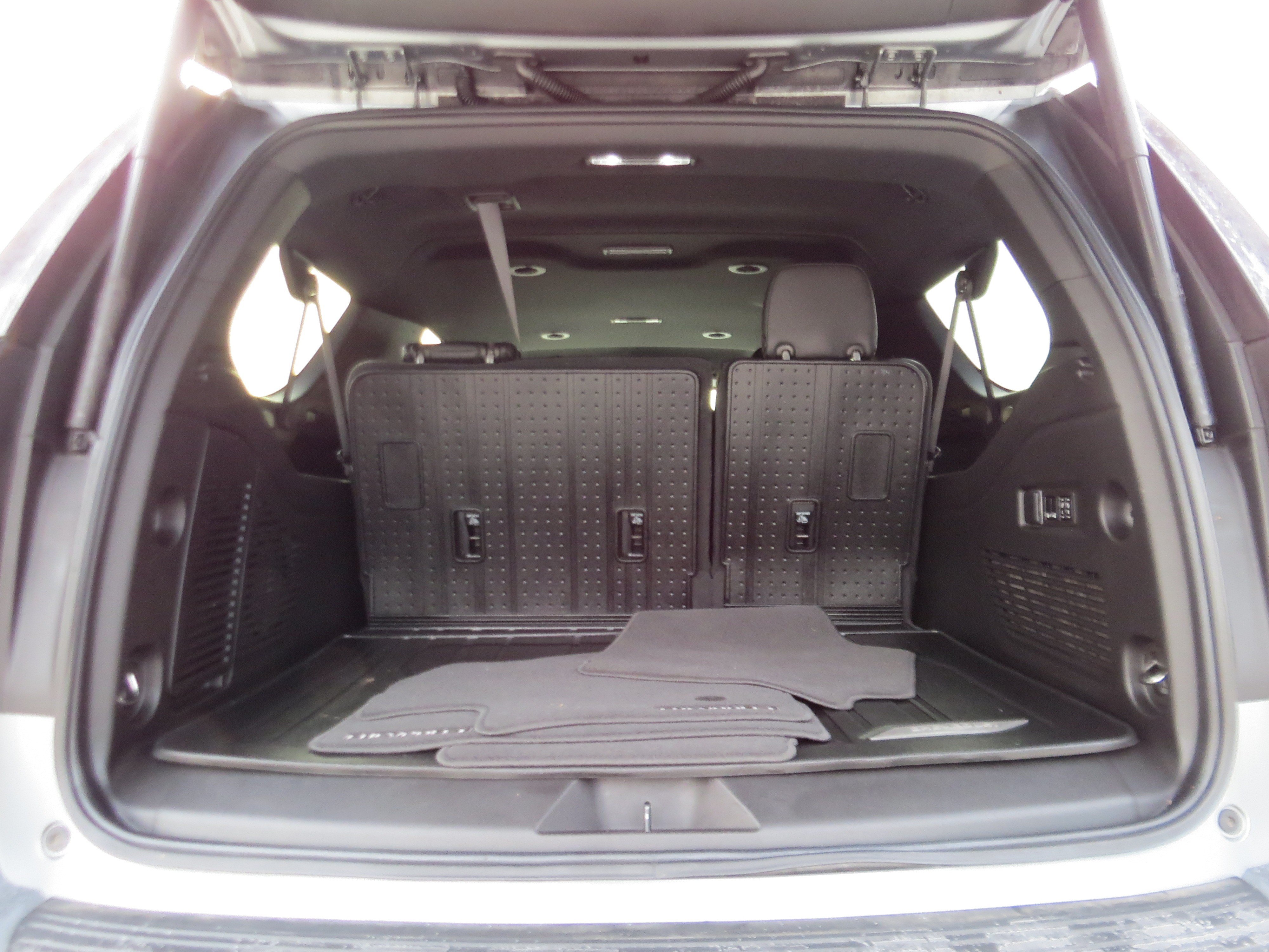 Used 2023 Chevrolet Suburban High Country RWD image 12