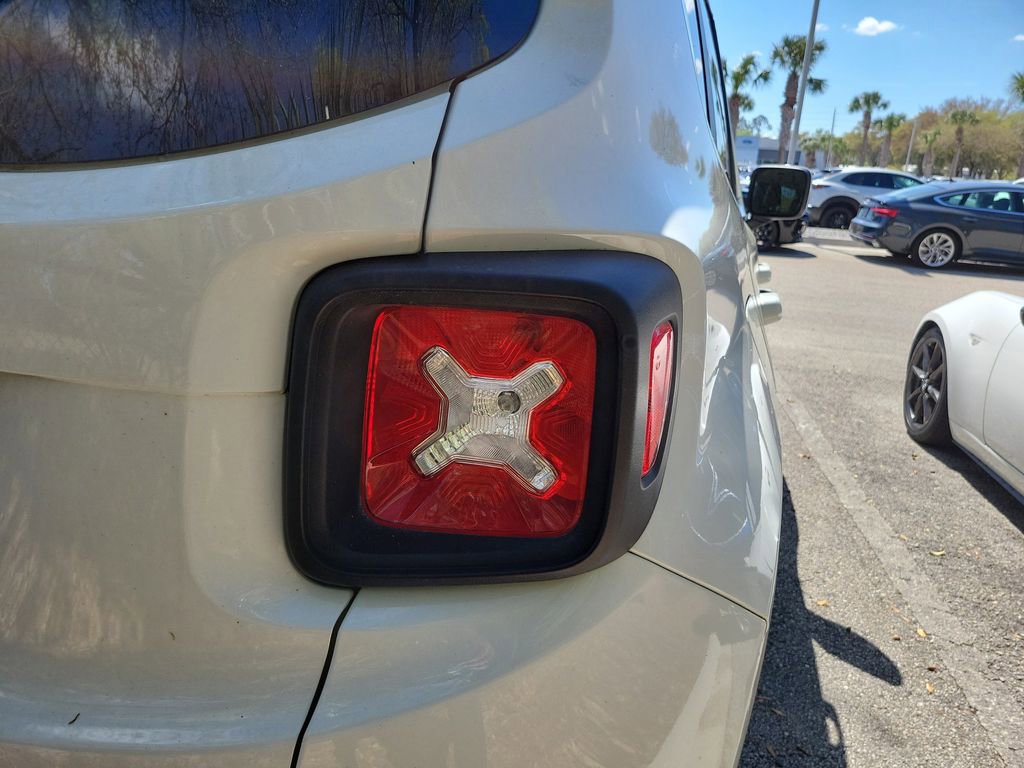 Used 2019 Jeep Renegade Latitude w/ Popular Equipment Group image 17